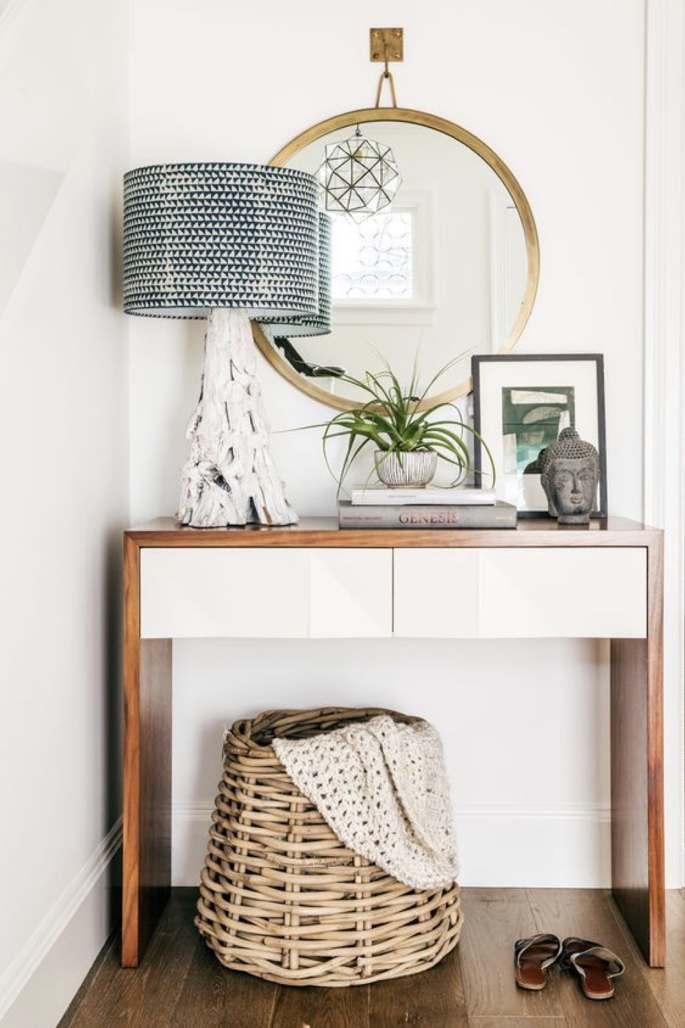 idee deco entree moderne exemple petit pan de mur console bois et blanc tendance passe-partout miroir rond lampe à poser chic panier en rotin tressé