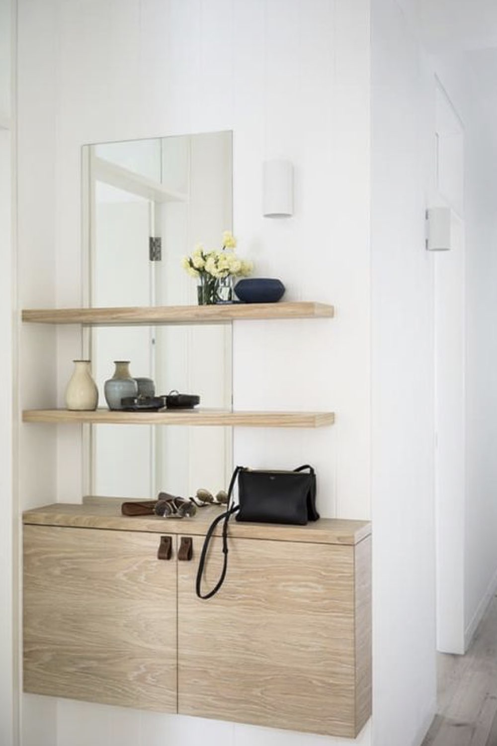 idee deco entree moderne exemple meuble sur-mesure agencement malin gain de place appartement bois étagères meuble à chaussure sur-élevé miroir