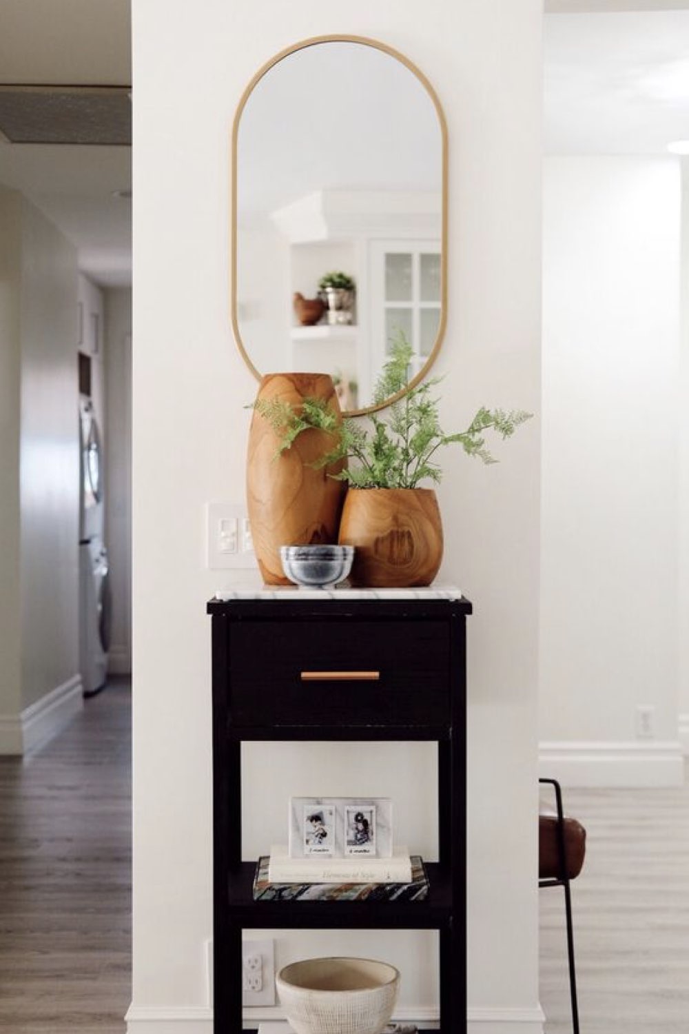 idee deco entree moderne exemple détail meubler petit pan de mur guéridon noir sobre et chic miroir ovale en laiton vase couleur terracotta