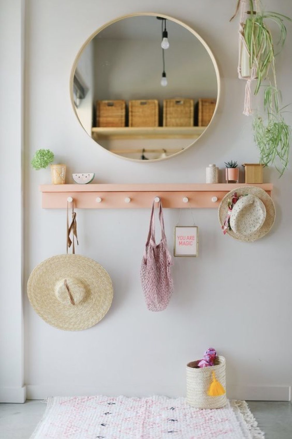 idee deco entree moderne exemple patère murale DIY en bois à peindre couleur corail rose pastel simple et facile miroir rond ambiance jeune premier appartement