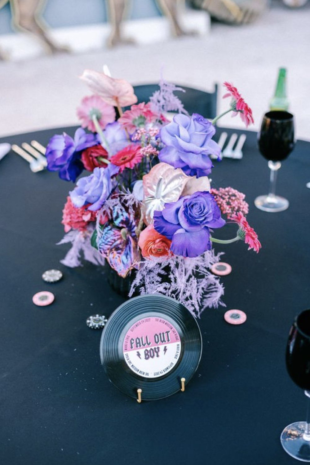 idee mariage theme rock n roll décor de table bouquet couleur originale violet rose et blanc petit vinyle numéro de table