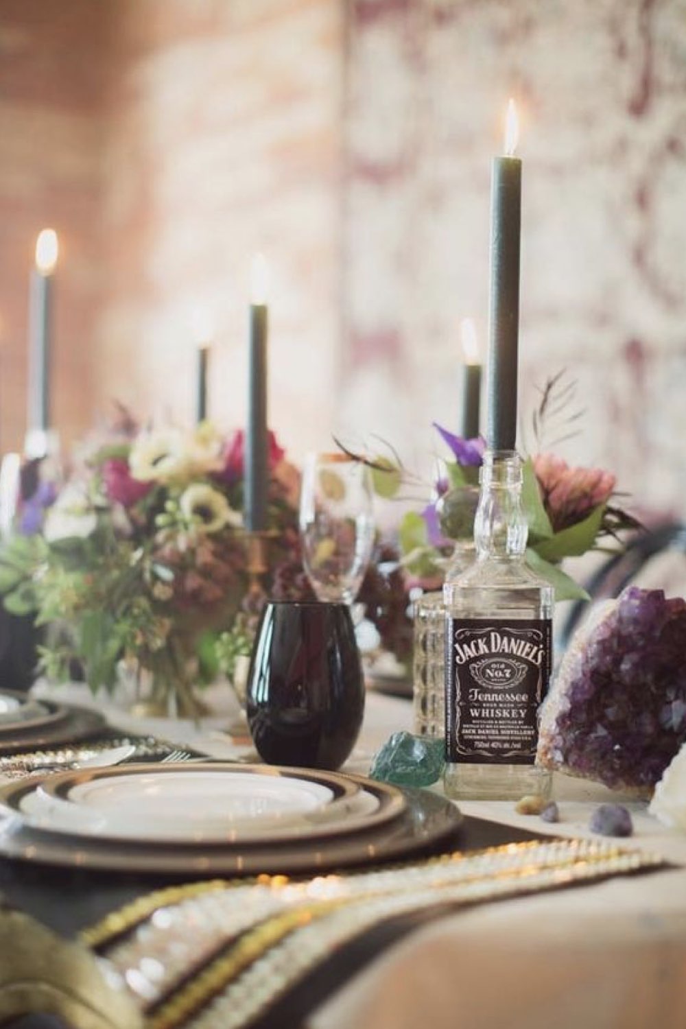 idee mariage theme rock n roll détail décoration de table verre noir bougies bouteille de Jack Daniels