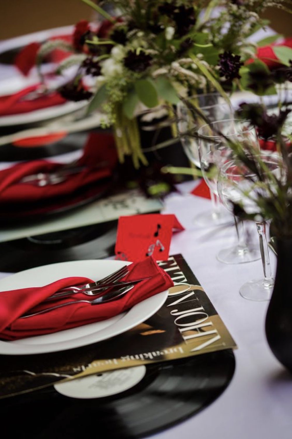 idee mariage theme rock n roll décor de table détail à copier dessous d'assiette pochette vinyle couleur noir blanc rouge simple pas cher