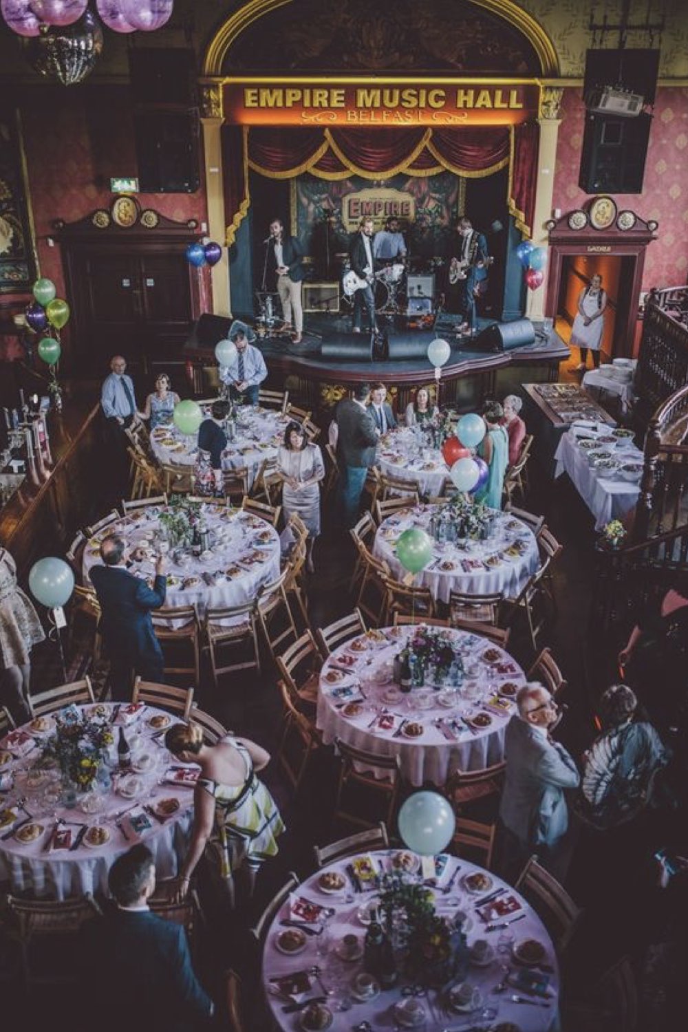 idee mariage theme rock n roll ambiance de salle vintage années 50 scène musicien décorée table ronde inspiration Etats-Unis