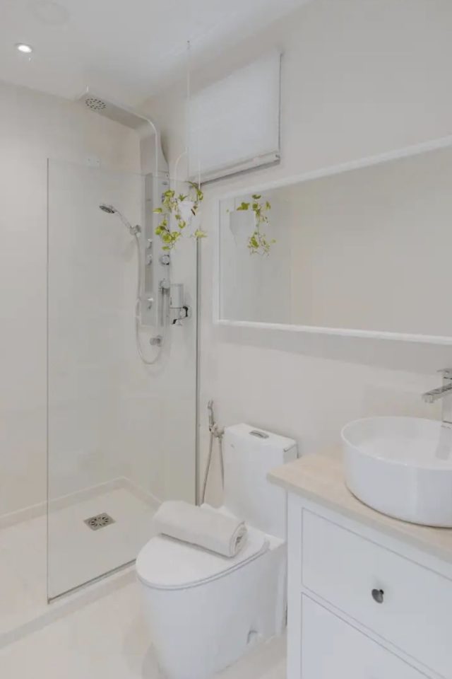 logement deco voyage malaisie petite salle de bain toute blanche avec douche italienne