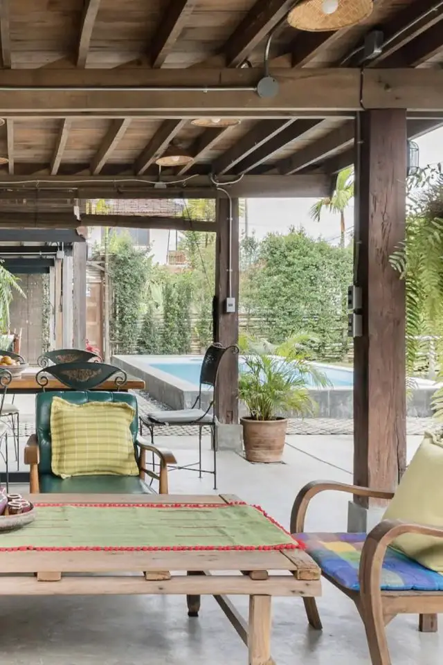 logement eclectique traditionnel thailandais voyage salon rez de chaussée terrasse couverte piscine aménagement extérieur