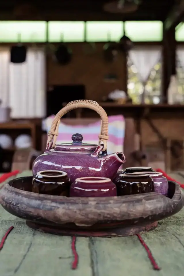 logement eclectique traditionnel thailandais voyage petit détail déco plat plateau en bois avec service à thé couleur prune