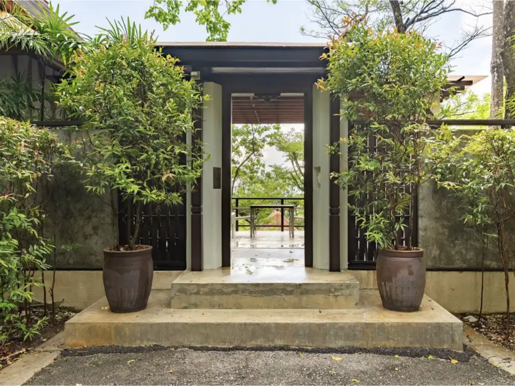 logement exceptionnel villa luxe zen thailande porte entrée sérénité plantes vertes tropicale béton bois