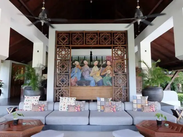 logement exceptionnel villa luxe zen thailande grand salon cosy fresque murale traditionnelle Phuket bois claustra intérieur
