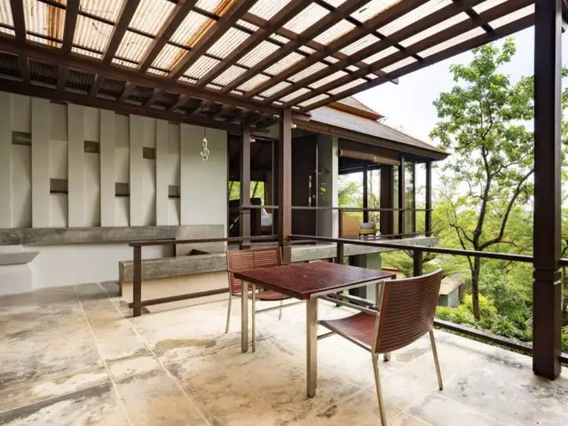 logement exceptionnel villa luxe zen thailande terrasse couverte façade mur relief design béton et bois