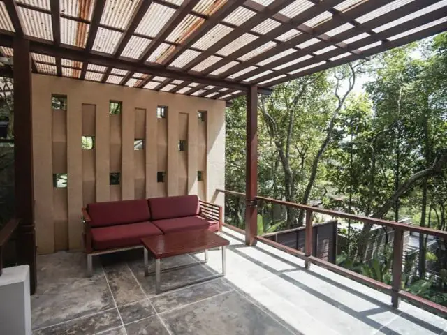 logement exceptionnel villa luxe zen thailande terrasse couverte pergola bois détail façade mur en relief design