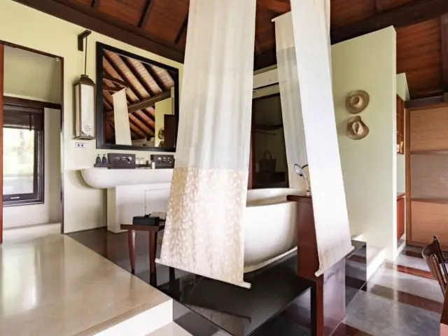 logement exceptionnel villa luxe zen thailande salle de bain esprit colonial avec voilage baignoire îlot