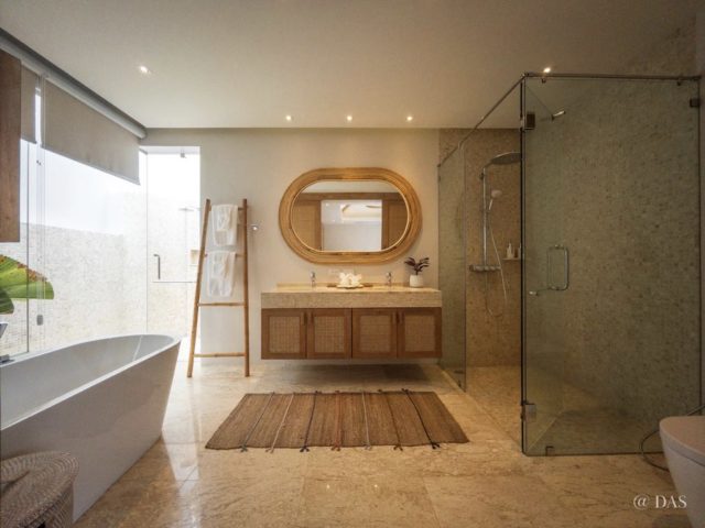 logement vacances exception thailande grande salle de bain baignoire et douche meuble double vasque en cannage miroir ovale en rotin chic