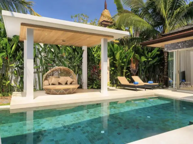 logement vacances exception thailande terrasse couverte piscine daybed transat végétation luxuriante