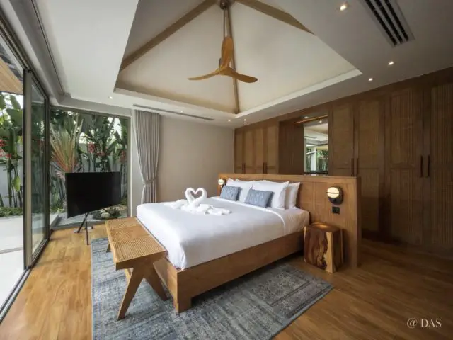 logement vacances exception thailande tête de lit séparation chambre espace sommeil et dressing cannage bois chic et élégant
