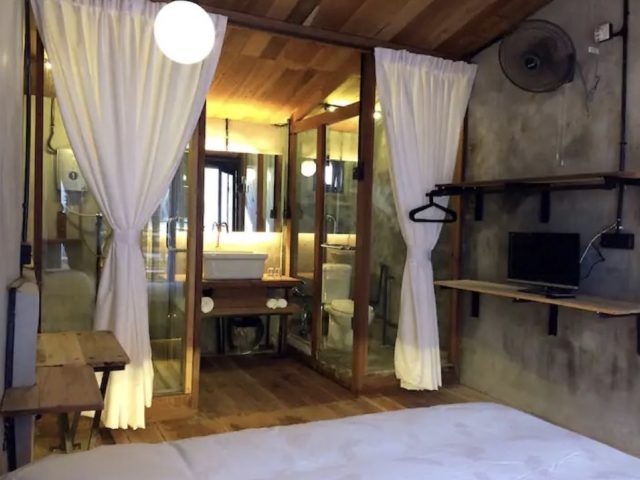 logement vacances traditionnel malaisie melaca chambre parentale suite avec salle debain baie vitrée voilage plafond lambris bois
