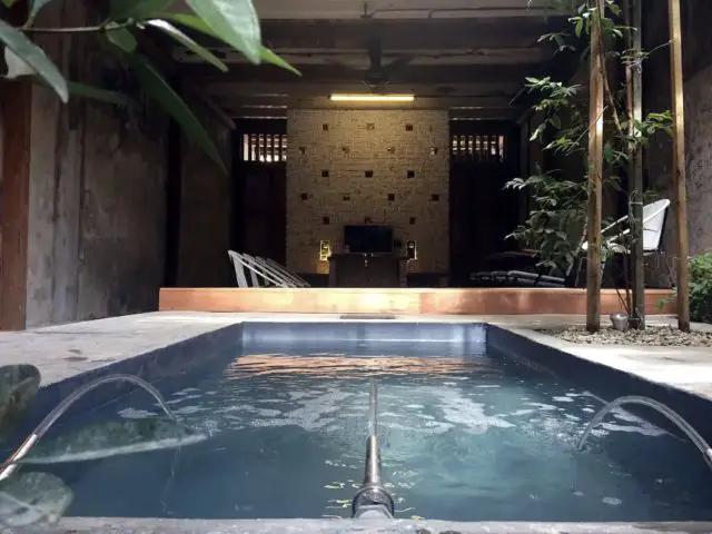 logement vacances traditionnel malaisie melacca piscine bassin intérieur architecture à voir