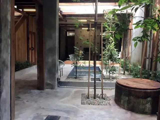 logement vacances traditionnel malaisie melacca patio intérieur avec bassin style wabi sabi