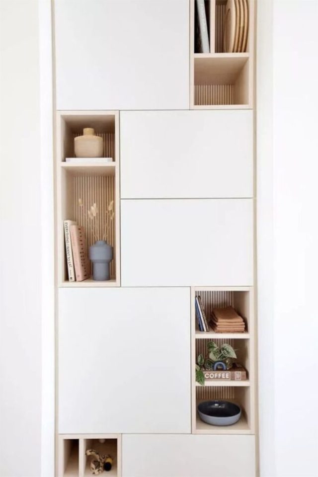 meuble besta ikea hack relooking idee bibliothèque alternance porte et niche blanc et bois 