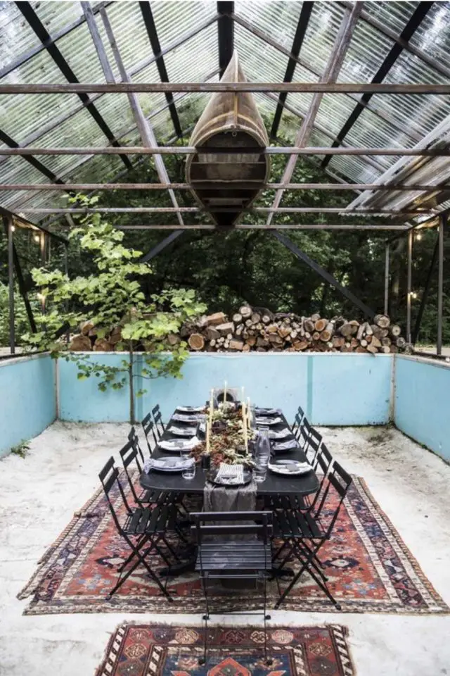 nouvelle vie ancienne piscine maison durable transformation espace repas extérieur serre rangement bois grand espace malin jardin écologique démarche responsable