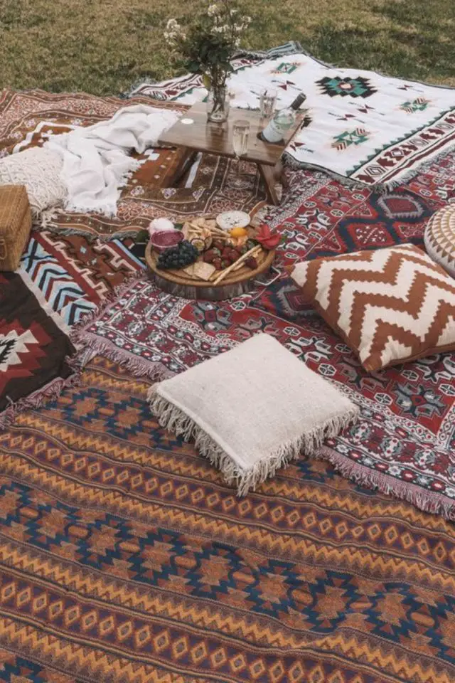 pique-nique deco chic boheme plusieurs tapis orientaux persans couleurs voyages coussins plateau simple et élégant vacances jardin