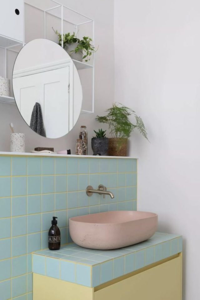 renovation carrelage joint couleur exemple salle de bain meuble vasque moderne bleu et jaune pastel