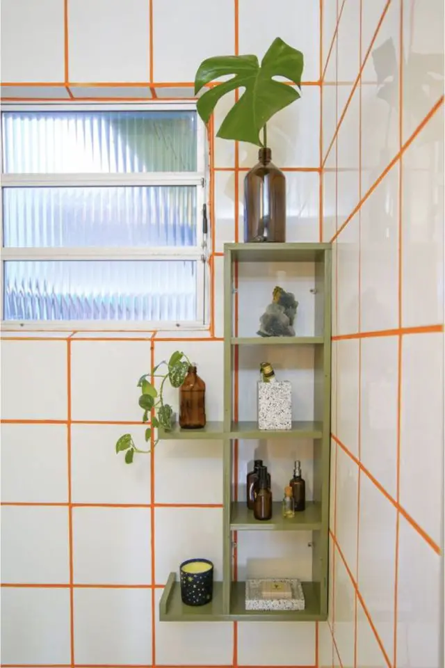 renovation carrelage joint couleur exemple salle de bain revêtement mur carrelage blanc joint orange meuble vert décor moderne et coloré