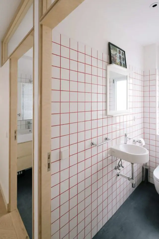 renovation carrelage joint couleur exemple salle de bain mur blanc et rouge rose moderne original