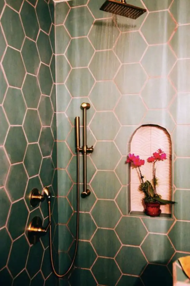 renovation carrelage joint couleur exemple salle de bain douche faïence verte hexagonale détail rose contraste féminin