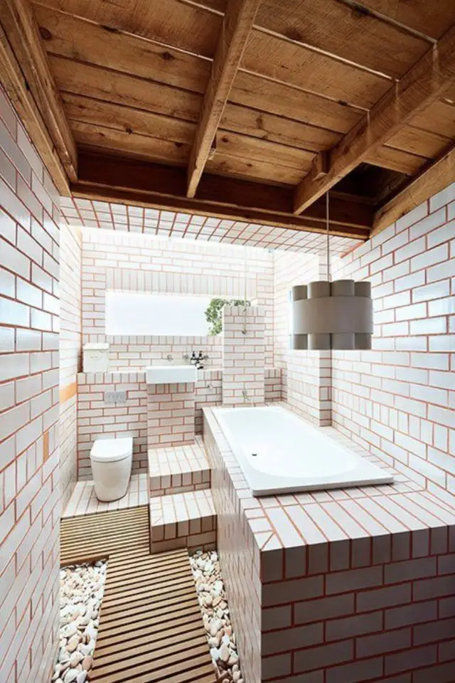 renovation carrelage joint couleur exemple salle de bain blanche détail rouge du sol au plafond décor original