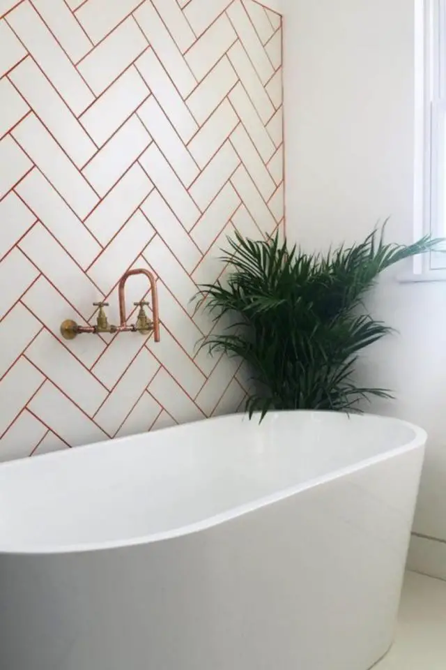 renovation carrelage joint couleur exemple salle de bain revêtement mur pose originale mise en valeur rouge