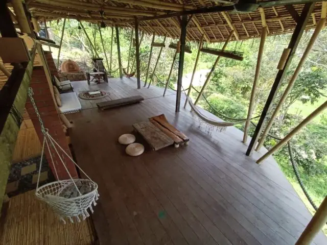 retraite meditation nature voyage malaisie grande salla avec hamac et toiture en bambou espace intérieur extérieur