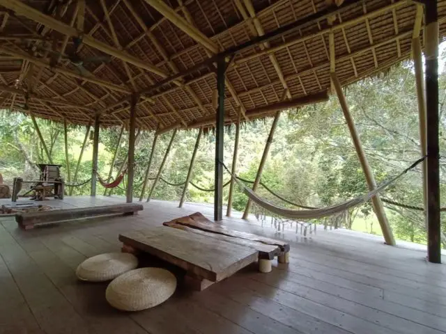 retraite meditation nature voyage malaisie hamac coin salon épuré wabi sabi terrasse couverte