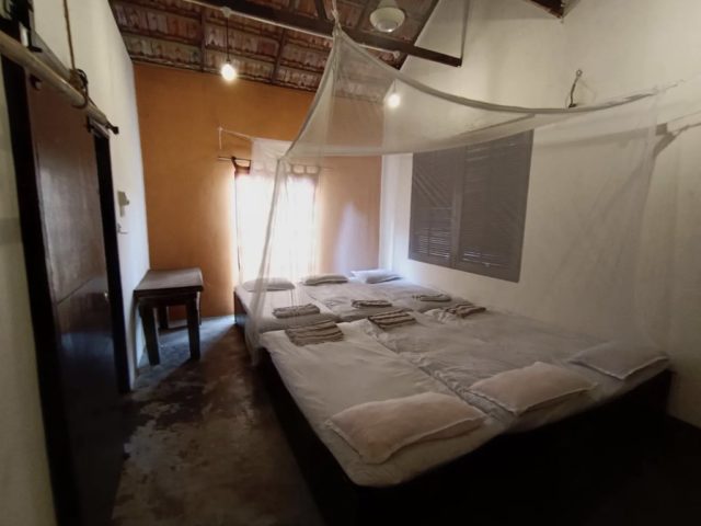 retraite meditation nature voyage malaisie chambre dortoir 4 personnes moustiquaire mur accent 