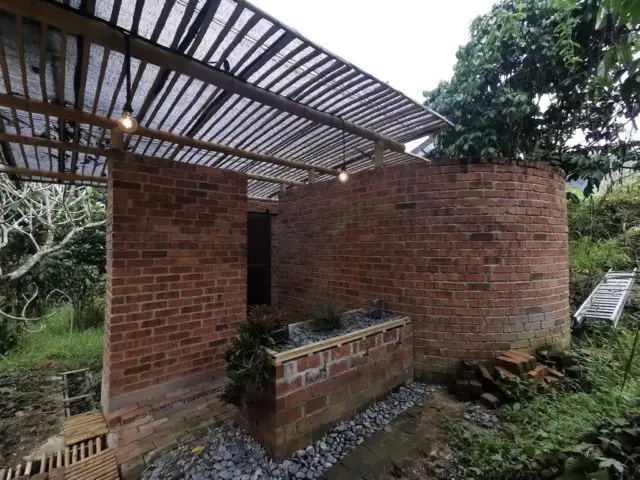 retraite meditation nature voyage malaisie salle de bain commune en extérieur