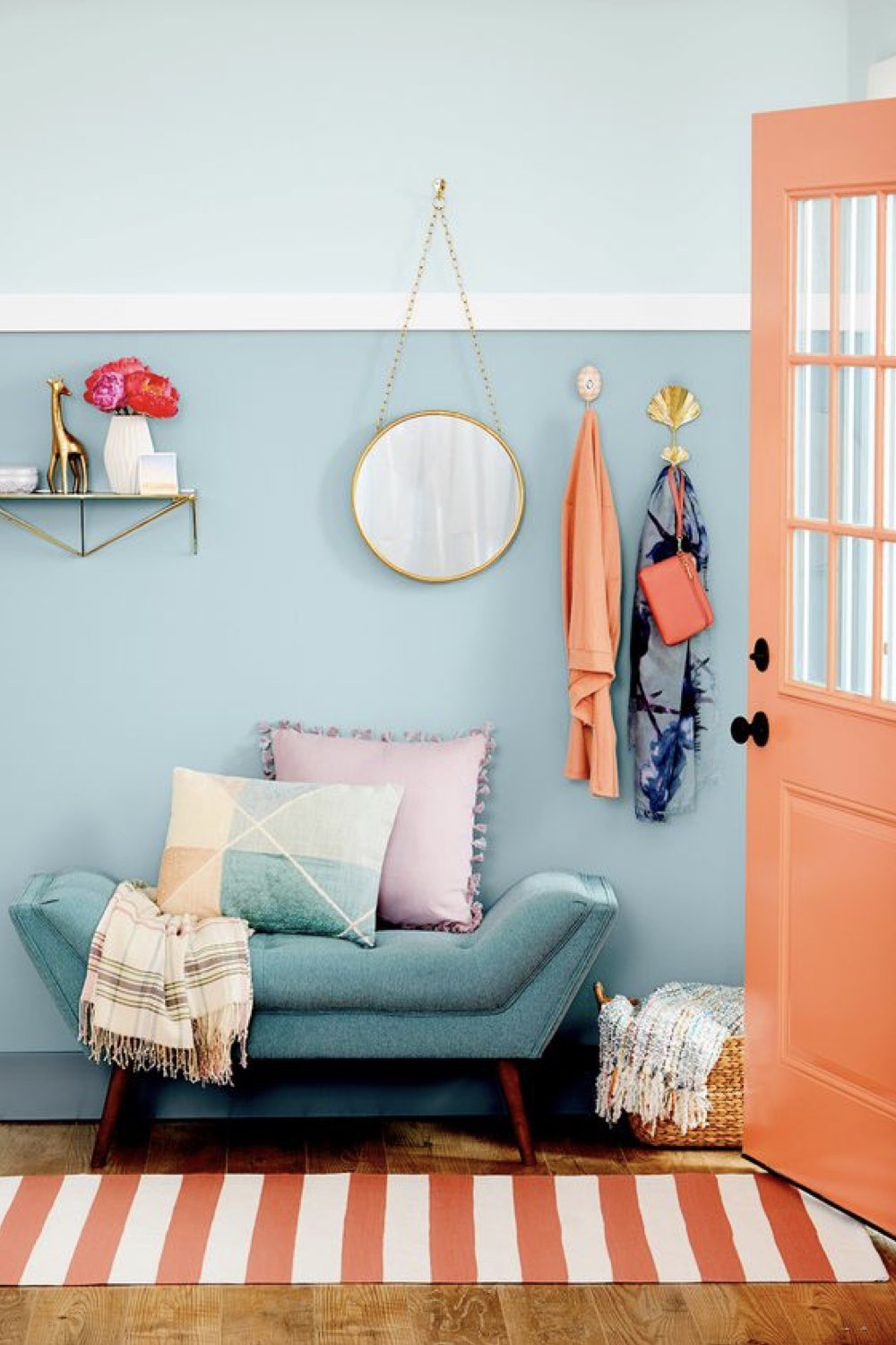 reussir decoration entree idees couleur mur et porte orange et bleu différente nuance bonne humeur moderne petit fauteuil soubassement tapis à rayure patères murales