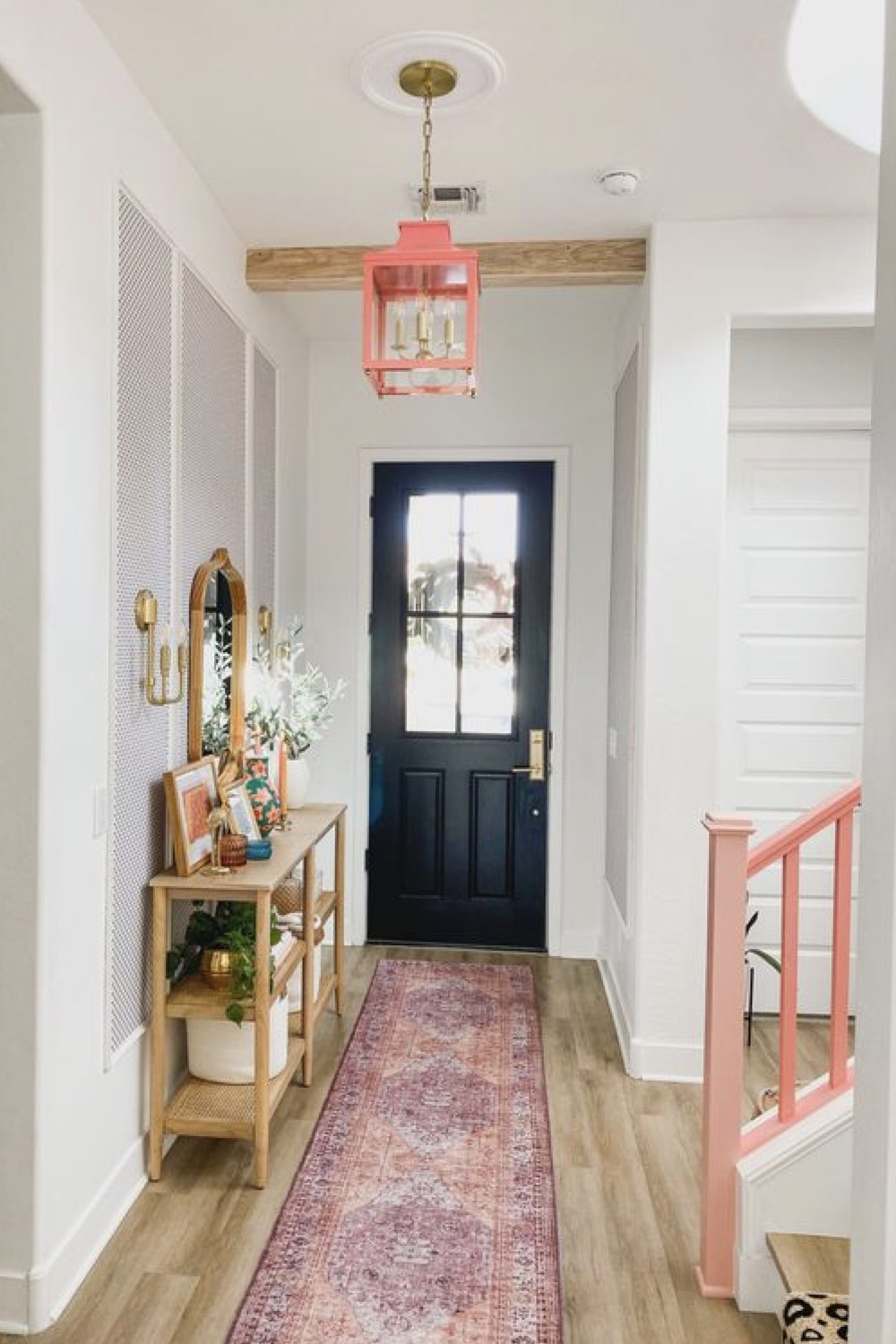 reussir decoration entree idees couloir escaliers vers étage grand et long tapis couleur rampe escaliers et luminaire corail rose porte bleu marine