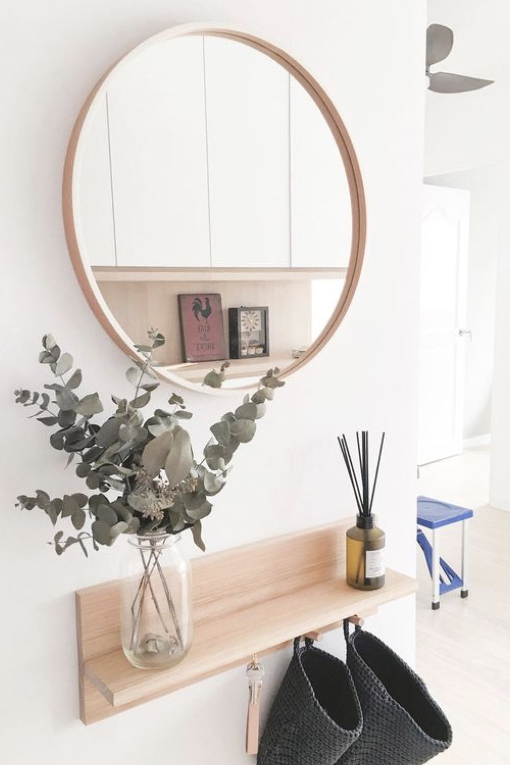 reussir decoration entree idees petite étagère en bois clair miroir rond ambiance scandinave moderne appartement
