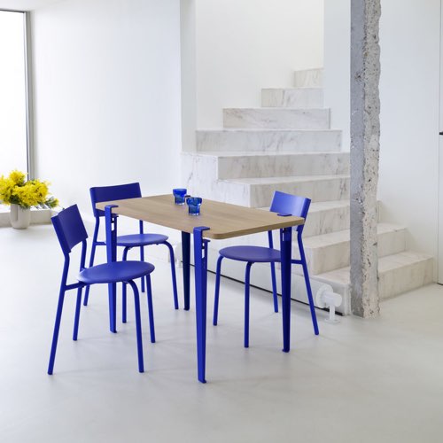 salle a manger color bloc design Chaise empilable SSD - TIPTOE x Klein Blue® édition limitée