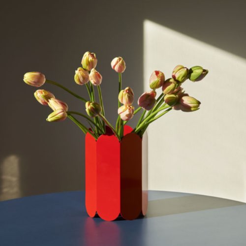 salle a manger color bloc design Vase Arcs métal rouge / Ø 17 x H 25 cm