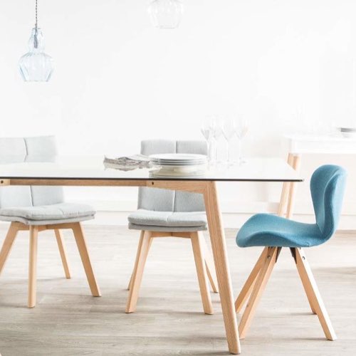 salle a manger color bloc miliboo Chaises scandinaves en tissu bleu