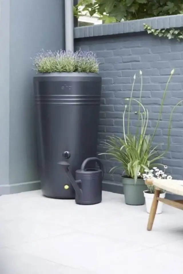 solution esthetique recuperateur eau pluie jardin bac avec plantes angle terrasse décoration