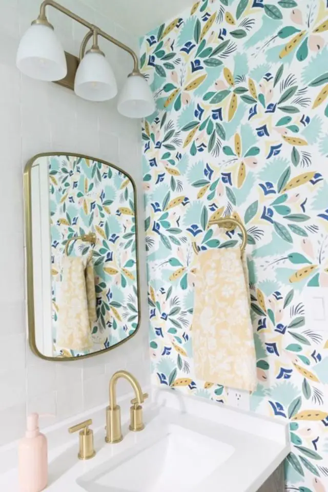 sublimer decor salle de bain accessoire textile petite serviette jaune et blanche patère murale laiton mur accent papier peint motif floral bleu fond blanc miroir chic