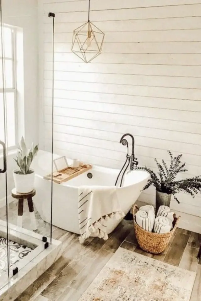 sublimer decor salle de bain accessoire textile bohème chic moderne lambris blanc foutas serviette enroulée dans un panier en rotin 