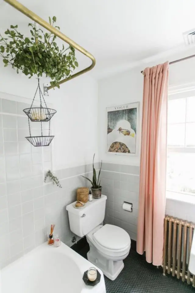 sublimer decor salle de bain accessoire textile touche de couleur corail rideaux espace blanc et gris lumineux clair simple