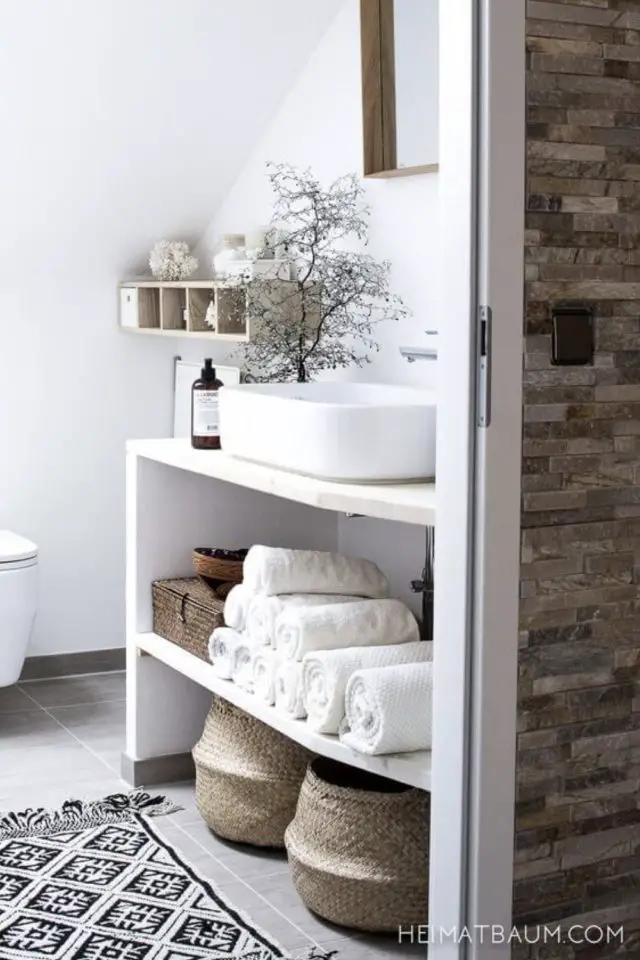sublimer decor salle de bain accessoire textile meuble sous-vasque sans porte serviette de bain roulée blanche élégante