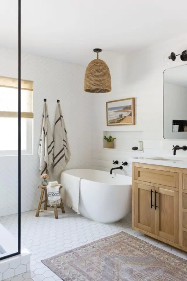 sublimer decor salle de bain accessoire textile blanc bois serviette rayée foutas moderne tapis de bain neutre