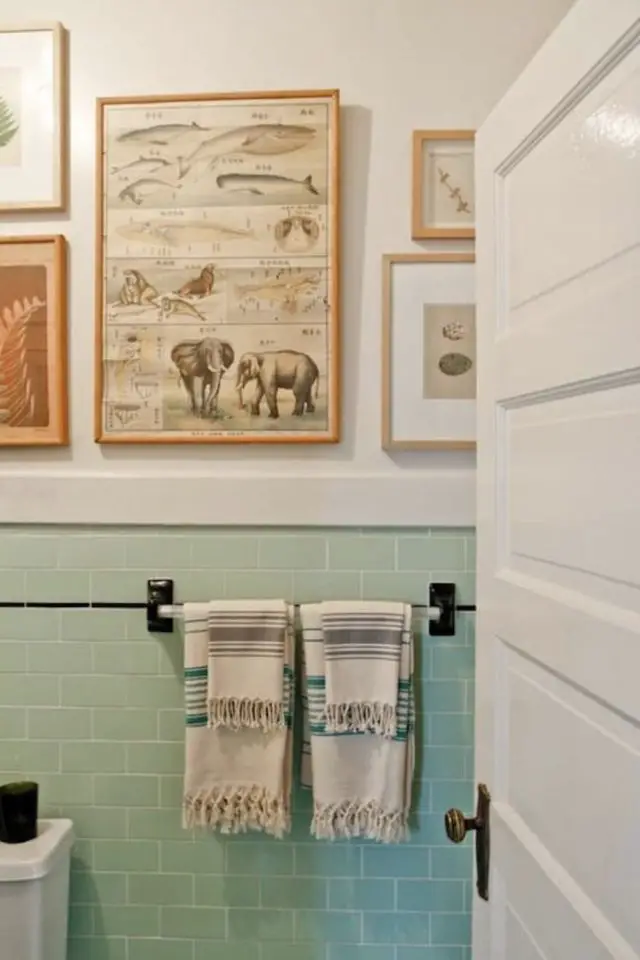 sublimer decor salle de bain accessoire textile vintage soubassement vert céladon foutas blanche et bleue rayée porte-serviette mural