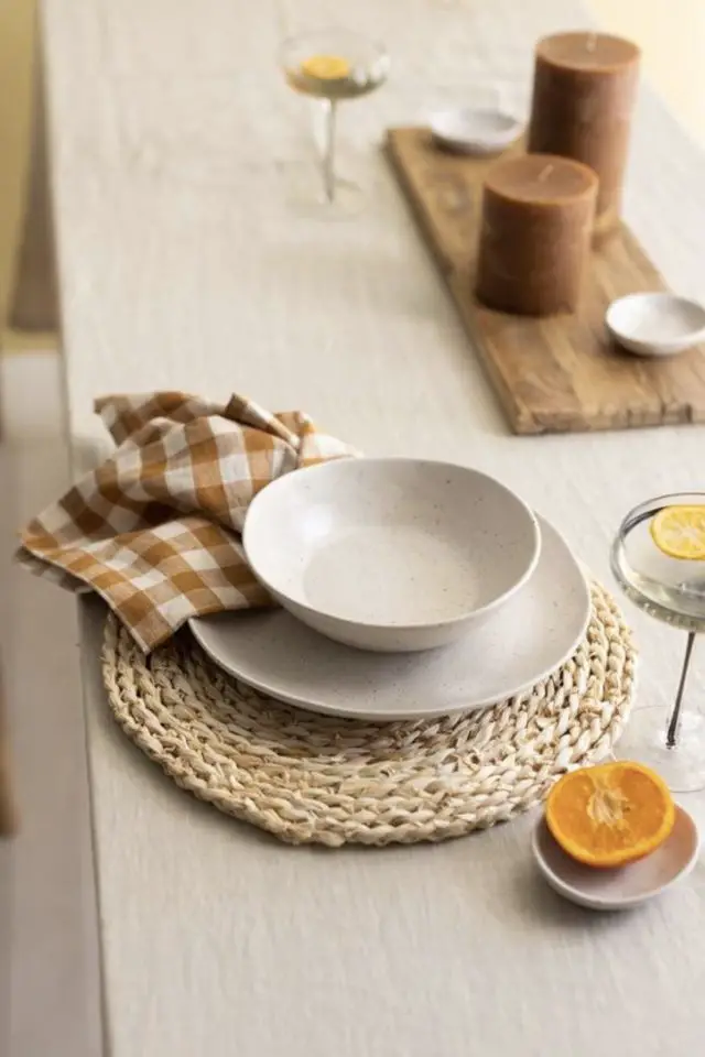 tendance deco table bois fibres naturelles tressées set de table vaisselle couleur neutre quotidien joli
