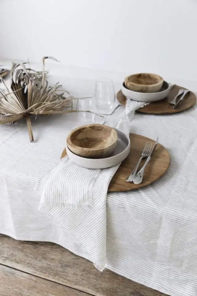 tendance deco table bois set de table rond bol vaisselle et nappe blanche simplicité élégante